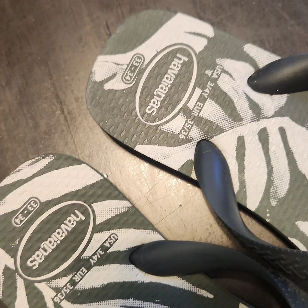 🔥clearance🔥 Havaianas Green and White Leaf Print Flip Flops